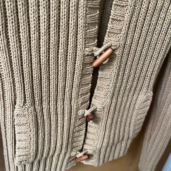 Abercrombie & Fitch tan sweater with toggle clasp M - Picture 3 of 8
